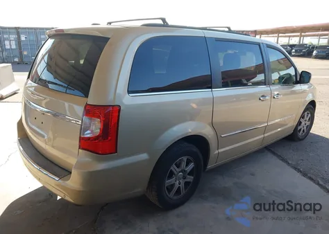 2011 Chrysler Town & Country Touring z USA, uszkodzony, nr VIN 2A4RR5DG9BR715749